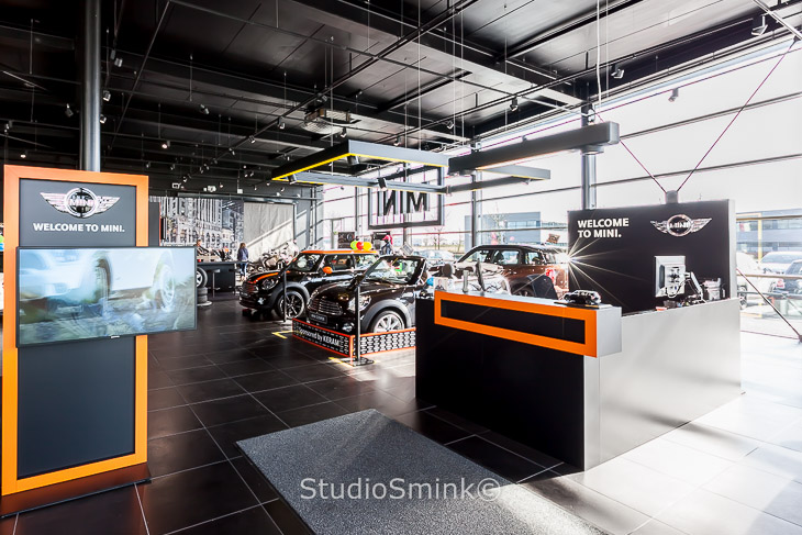 zMini showroom met op de voorgrond een balie. Fotografie