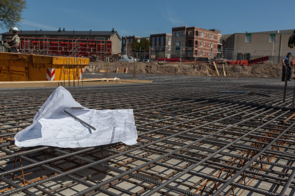 Verbouw, nieuwbouw wapeningsnetten met daarop een bouwtekening. Architectuur en Fotografie