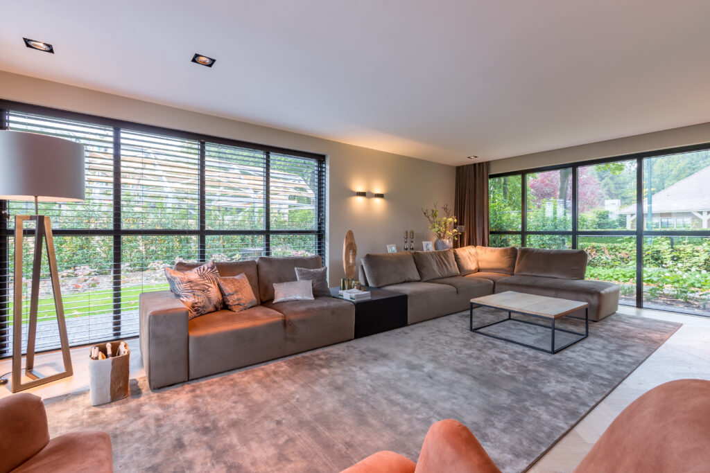 Interieur woning met een groot bankstel Verbouwing