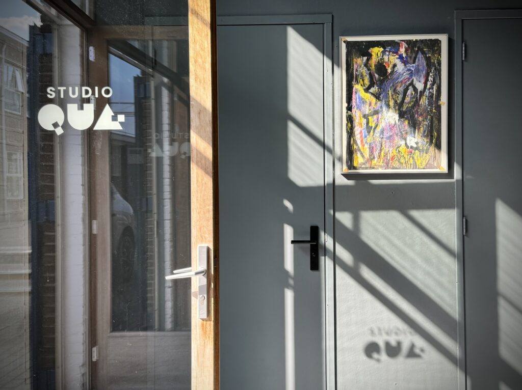 Verbouwing Studio Qua, voordeur met foto van schilderij. Architectuur en Fotografie