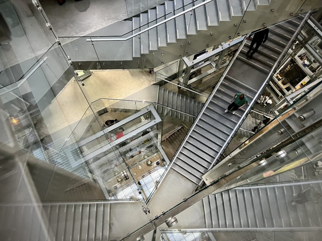Trappenhuis verbouwing nieuwbouw fotografie museum Depot Rotterdam. Architectuur en Fotografie